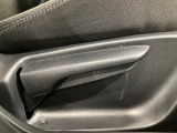 運転席にはドライバーの体型や好みに応じて前後方向だけでなく、高さの調整ができるシートリフターを装備!