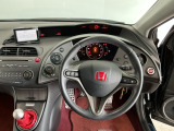 【前方視界】開放的な前方視界!運転がしやすく疲れにくいです♪窓が大きく、見通しがとっても良いおクルマですよ♪
