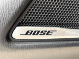 【BOSEサウンドシステム】メーカーオプションの高品位サウンドシステムを搭載。専用のチューニングが施された大小様々なスピーカーから良質なサウンドが奏でられ、臨場感あふれる音響空間を演出します。