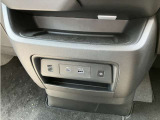 小物置きや、ワイヤレス充電、USB電源ソケット(タイプA、タイプC)が前席中央にあり、便利に使えます☆