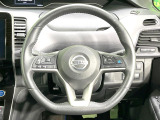 【純正革巻きステアリング】上質な革を使用することで、手にしっかり馴染みとても運転しやすいハンドルです♪