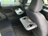 運転席・助手席後ろにカップホルダー付きのテーブルがあり、とても便利です!簡単に折りたたみできます♪後席の方も快適に過ごせます♪