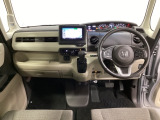車内は光触媒抗菌消臭施工済です。インパネ周りはスタイリッシュなデザインです。グローブボックスやカップホルダーのほかにトレーなどたくさんの収納スペースが付いています。