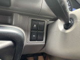 運転席右下のスイッチで各機能の切り替えや操作ができます。