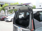 狭い場所での荷物の積み下ろしに便利なデュアルバックドア」を採用しております☆