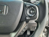 Hondaセンシングの機能のひとつ、アダプティブクルーズコントロール付!アクセルから足を離しても設定したスピードと前車との車間を保ち走行してくれます!車線維持もアシスト☆高速道路で疲労軽減ですね☆