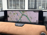 【12.3インチマツダコネクト】車内の雰囲気にマッチした大型ディスプレイ。スマホ接続でのナビ使用やBluetooth再生等、様々な機能が楽しめます。直感的なダイヤル操作が可能で、使い勝手も良好です。