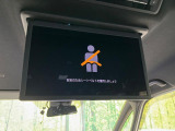 【14型有機ELフリップダウン】三列目からでも迫力のエンタメが観れる大画面フリップダウン。有機ELのモニターでは、一般的なフリップダウンよりも高コントラストでキレイな映像を楽しめます。