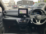 すっきりした運転席周りにはナビやエアコンの操作パネルを設置しておりますので、お一人での運転でもご安心できます。