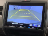 リバースギアに入れるだけで後方の表示へ切り替わります。夜間や雨の日の駐車も楽になりますよ。