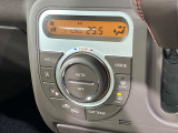 【オートエアコン】一度お好みの温度に設定すれば、車内の温度を検知し風量や温度を自動で調整。暑い&hellip;寒い&hellip;と何度もスイッチ操作をする必要はありません。快適な車内空間には必須の機能ですね♪