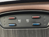 【シートヒーター&ベンチレーション】夏場は涼しい風でお尻や背中の熱やムレを防ぎ、冬はエアコンよりも早く温まってポカポカに!季節を問わず快適に過ごせます。