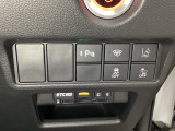 Hondaセンシング用の、VSA解除と路外逸脱抑制機能のオンオフスイッチなどはハンドルの右側に装備しています。その下にETC2.0がついています。高速道路の料金所の通過も楽々です。