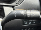 【オートワイパー(AUTO)】雨が降り出した時に、雨滴検出用センサー(レインセンサー)が雨滴を感知すると、自動でワイパーが動作します。