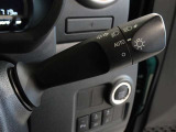 コンライト(オートライト)を装備してます。周囲の明るさによってヘッドライトの点灯・消灯を自動で切り替えます。