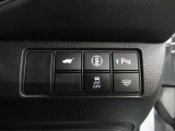 パーキングセンサーや横滑りを防ぐVSA等のスイッチ類は運転席の右側、手の届きやすい位置にあります。