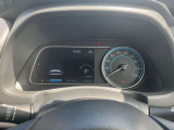 視認性の高いメーターで運転情報を的確に把握できます