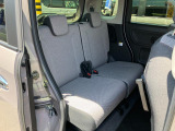 リヤシートも全車消毒済み。足元も軽とは思えない広さがあります。ドアには小物を収納できる便利な【リヤポケット】付。