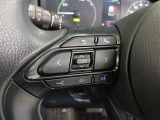 ステアリングには運転中でも簡単に操作できる各種スイッチついてます
