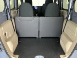 いろいろな使い方ができる広くて使い勝手のいい荷室。※一部、角度調整などができない車種もございます