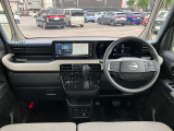 すっきりした運転席周りにはナビやエアコンの操作パネルを設置しておりますので、お一人での運転でもご安心できます。