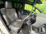 運転席まわりには十分なスペースがあり、大柄な方でもゆったり運転していただける環境です。
