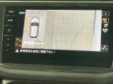 ギアをリバースに入れると車両後方の映像を映し出します。画面にはガイドラインが表示され、車庫入れや縦列駐車などの際に安全確認をサポートします。