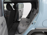 ベンチシート採用で、中は広々とリラックスできます。運転席と助手席の移動もラクラク。