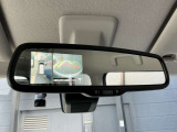 スマートルームミラーは、車両後方に設置されたカメラの映像を、ルームミラーに映し出すことで、死角をなくし、安全性を向上させることができます。また、夜間や雨天時でも、クリアな映像を映し出すことができます。