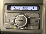 【オートエアコン】一度お好みの温度に設定すれば、車内の温度を検知し風量や温度を自動で調整。暑い&hellip;寒い&hellip;と何度もスイッチ操作をする必要はありません。快適な車内空間には必須の機能ですね♪
