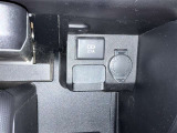 充電用USB端子付き。スマートフォンなどの充電に便利です。