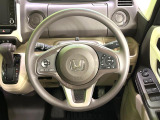 インテリアに合わせたデザインのステアリングは、運転される方のことも考え、運転しやすい形状、大きさです。是非一度、実際に触ってお確かめください。