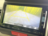 【バックカメラ】駐車時に後方がリアルタイム映像で確認できます。大型商業施設や立体駐車場での駐車時や、夜間のバック時に大活躍!運転スキルに関わらず、今や必須となった装備のひとつです!