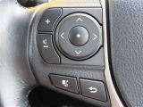 運転中、オーディオの操作をしてて、ハッとしたことはありませんか?ステアリングスイッチは、運転中でもハンドルでオーディオの操作が可能です。安全なドライブをサポートします。