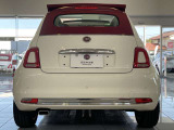 後ろ姿も目立つキズはなくハイクオリティ。FIATの赤いロゴが可愛いアクセントに。スタイリッシュなスクエア型テールランプ。LEDの点灯状態もチェック済みです。
