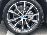 BMW純正20インチホイール。洗練されたデザインで、足元の個性を引き立てます。