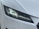 ●LEDハイビームが多数独立で存在し、ハイビーム時に対向車や前方を走る車の部分をロービームに切り替えが可能!!シーケンシャルウインカーも装備!!