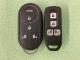 スマートキー付きですからドアロックの開閉およびエンジンスタートが楽々です。電動スライドドアの開け閉めもボタンで操作できます。加えて、純正リモコンエンジンスターター用の操作キーもついています。