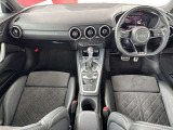 Audiのインテリアはエクステリア同様、優れたデザイン性とクオリティ、そして機能性を兼ね備えております。