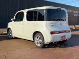 それほど大きな車ではないですが、室内はとても広々としていますが、これもキューブ型の利点ですね!
