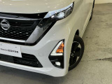前方や対向車部分だけ切り分けてハイビームになるアダプティブLEDヘッドライトです。