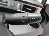 オートヘッドライト標準装備です。車外の明るさに応じて自動的にヘッドライトの点灯・消灯をしてくれます。トンネルの出入り口などで活躍してくれます。