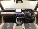 車内は光触媒抗菌消臭施工済です。インパネ周りはスタイリッシュなデザインで機能や装備も充実しています。グローブボックスやカップホルダーのほかにトレーなどたくさんの収納スペースが付いています。