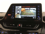 パノラミックビューモニター付きです。車両を上から見たような映像をディスプレイオーディオ画面に表示。運転席からの目視だけでは見にくい、車両周辺の状況をリアルタイムでしっかり確認できます。