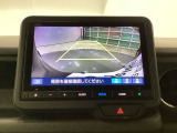 リアカメラ装備、運転に自信のない方でも安心して車庫入れができるリバース連動リアカメラが装着されています。狭い駐車場はもちろん、雨の日や夜間でもストレスなく運転していただけます。