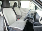 運転席シートリフター(ラチェット式)で、座面の高さも上下に動き、体格にあわせて調整ができます。
