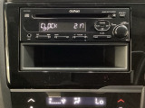 純正CDチューナーにはAUX入力端子がついてますので外部入力から音楽などを楽しめます。その下には1DIN分の小物入れがついています。CDケースなどを入れるのに便利です。