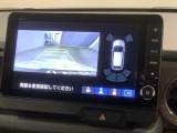 リバースギアに入れるだけで後方の表示へ切り替わります。夜間や雨の日の駐車も楽になりますよ。