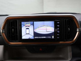 パノラミックビューモニター付きです。車両を上から見たような映像をディスプレイオーディオ画面に表示。運転席からの目視だけでは見にくい、車両周辺の状況をリアルタイムでしっかり確認できます。