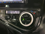 【オートエアコン】一度お好みの温度に設定すれば、車内の温度を検知し風量や温度を自動で調整。暑い&hellip;寒い&hellip;と何度もスイッチ操作をする必要はありません。快適な車内空間には必須の機能ですね♪